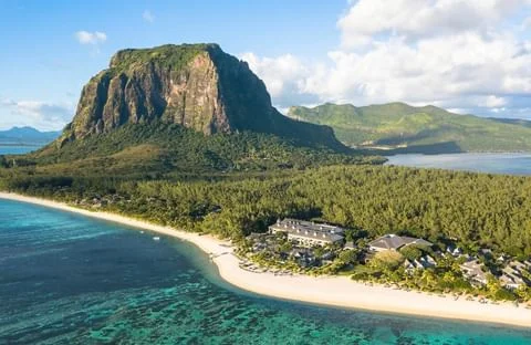 Hint Okyanusu'nda, Le Morne Brabant Dağı'nın görkemli manzarası eşliğinde, yemyeşil ormanların çevrelediği bembeyaz kumlu plajda yer alan lüks bir resort, romantik bir balayı rotası için büyüleyici bir seçenek sunuyor; en güzel balayı rotaları için ilham veren bir kare.