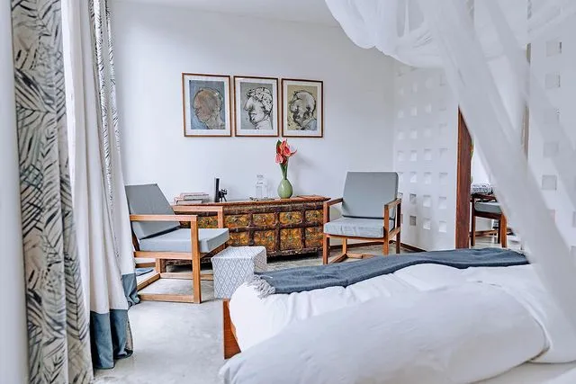 Kaliwa Lodge'un balayı oteli konseptine uygun olarak beyaz perdeli ferah bir pencereye, romantik tül cibinlikli beyaz bir yatağa, şık ahşap koltuklara, oymalı sandığa ve duvarı süsleyen modern tablolara sahip zarif odası, unutulmaz balayı rotaları arayan çiftlere huzurlu bir dinlenme alanı vadediyor; en güzel balayı rotaları için ilham veren bir kare.