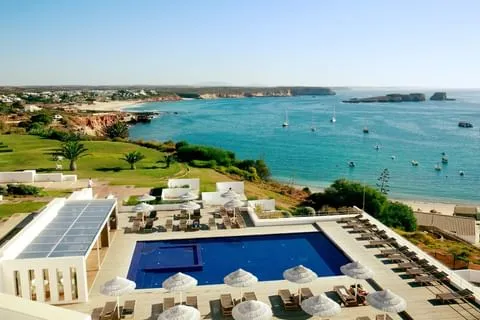 Portekiz'in uzun sahillere sahip Algarve bölgesinde, balayı rotaları için eşsiz bir seçenek olan Memmo Baleeira oteli; masmavi okyanusa bakan büyük bir yüzme havuzu, şezlonglar ve şemsiyelerle donatılmış teraslarıyla huzurlu ve romantik bir dinlence sunuyor; en güzel balayı rotaları için ilham veren bir kare.
