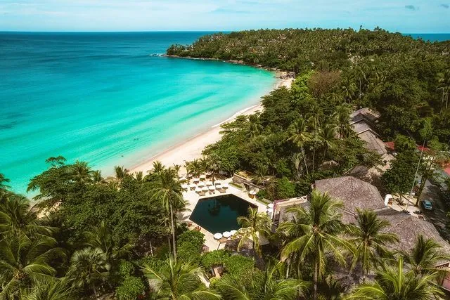 Phuket'in Pansea Koyu'nda konumlanan, turkuaz sulara nazır bembeyaz kumsalı, yemyeşil tropikal bitki örtüsüyle çevrili lüks havuzu ve rahatlatıcı atmosferli tesis.