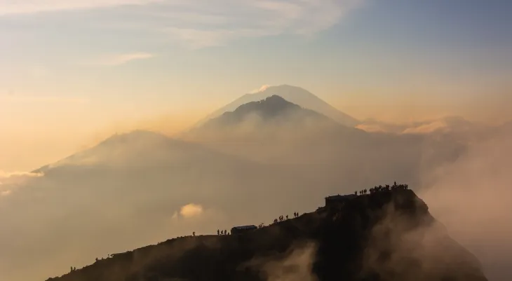 Bali’de Agung Dağı zirvesine tırmanan gezginlerin gün doğumunu izlediği tropik dağ manzarası