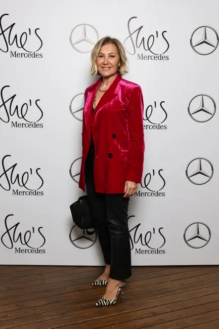 Deprem Bölgesi Destekçileri, She's Mercedes