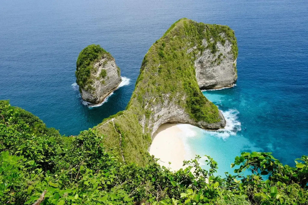 Bali’nin Nusa Penida Adası’ndaki ünlü Kelingking Beach, T-Rex biçimli kayalıkları ve turkuaz deniziyle adanın en çok fotoğraflanan noktalarından biri.