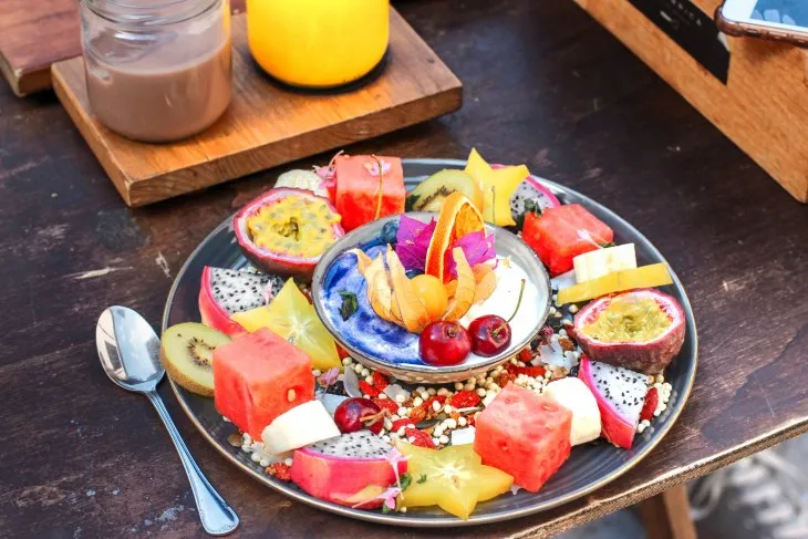 Bali’de servis edilen tropik meyve tabağında mangostan, rambutan, papaya, ejder meyvesi ve yıldız meyvesi gibi renkli egzotik lezzetler