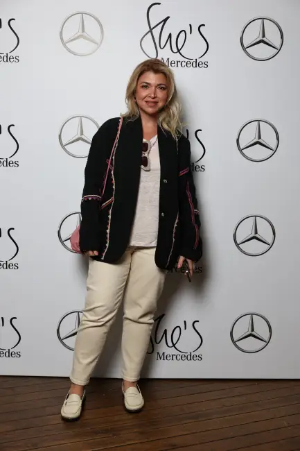 Deprem Bölgesi Destekçileri, She's Mercedes