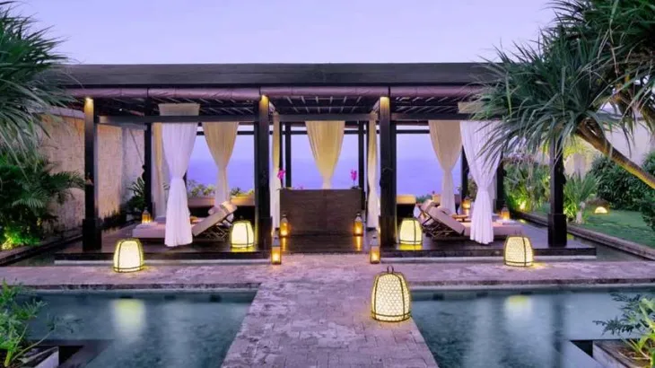 Bali’deki Bulgari Resort Spa’da deniz manzaralı açık hava pavilyonunda tropik atmosferde lüks spa ve masaj alanı