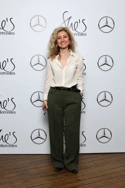 Deprem Bölgesi Destekçileri, She's Mercedes