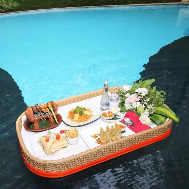 Bali’de özel havuzda çiçeklerle süslenmiş tepside tropik meyveler, kahve ve hafif atıştırmalıklarla yapılan floating breakfast deneyimi