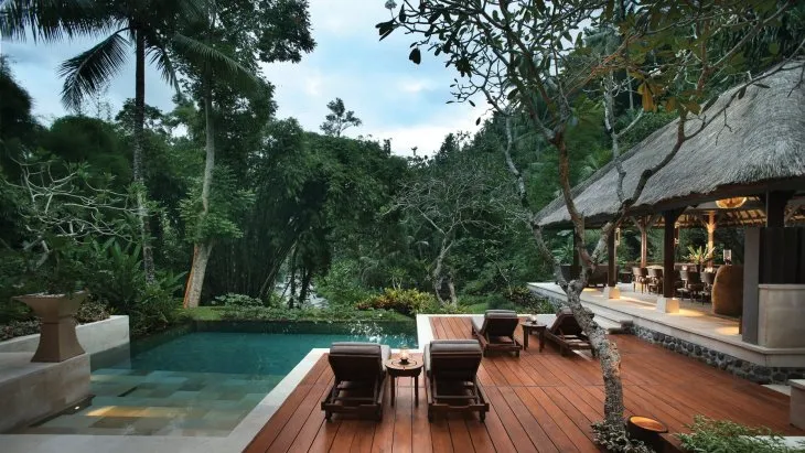 Bali Ubud’daki Four Seasons Resort Sayan’da tropik orman manzaralı özel havuzlu villa ve ahşap teras alanı