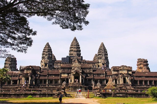 Kamboçya'da yükselen, Angkor medeniyetinin Budist tapınak mimarisini yansıtan görkemli taş yapının önünde duran insan figürleriyle, kültür ve sanat odaklı balayı rotaları arayanlar için büyüleyici bir seçenek sunuluyor.