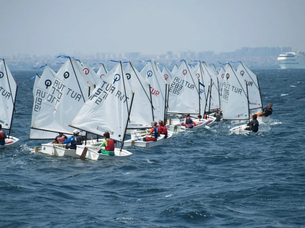 İstanbul Yelken Kulübü ev sahipliğinde düzenlenen Uluslararası İstanbul Optimist Yelken Haftası'nda yarışan genç yelkenciler.