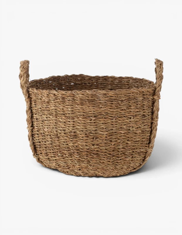 Marka Adı: Mudo
Ürün Adı: Mudo Capri Sepet
Ürün Cinsiyeti: Belirtilmemiş
Ürün Tipi: Sepet
Ürün Sezonsallığı: Belirtilmemiş
Ürün Çeşidi: Hasır Sepet
Ürün Özellikleri: Doğal liflerden örülmüş, açık kahve tonlarında, yarı oval formda bir sepet. Her iki yanında kalın örgüden yapılmış entegre taşıma kulpları bulunmaktadır. Hem dekoratif bir öge olarak hem de eşyaları düzenlemek için kullanılabilecek geniş iç hacmiyle işlevsel bir tasarıma sahiptir. El yapımı görünümüyle doğal ve sıcak bir atmosfer sunar.
Öne Çıkan Detaylar:
- Doğal hasır örgü dokusu
- Entegre ve sağlam örgü taşıma kulpları
- Çok amaçlı dekoratif ve saklama çözümü
Kimler Kullanıyor?: Doğal dokuları ve el yapımı ürünleri yaşam alanlarına taşımayı sevenler, deniz temasını veya bohem tarzı benimsemiş iç mekanları dekore edenler, düzenli ve estetik depolama çözümleri arayanlar, tekne veya yazlık evlerinde pratik ve şık bir atmosfer yaratmak isteyenler bu ürünü tercih edebilir.