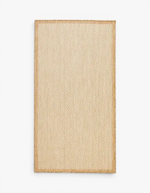 Marka Adı: Ocean Home
Ürün Adı: Ocean Home Leke Tutmaz Balıksırtı Desenli Dış Mekan Kilim
Ürün Cinsiyeti: Belirtilmemiş
Ürün Tipi: Kilim
Ürün Sezonsallığı: Dört Mevsim
Ürün Çeşidi: Dış Mekan Kilimi
Ürün Özellikleri: Bu dikdörtgen dış mekan kilimi, doğal bej ve krem tonlarının hakim olduğu balıksırtı deseniyle modern ve zarif bir estetik sunar. Dış kenarlarında bulunan daha koyu bej renkli bordür, tasarımına sofistike bir dokunuş katmaktadır. Leke tutmaz yapısıyla öne çıkan kilim, dış mekan koşullarına (güneş, nem, rüzgar) karşı dayanıklı materyallerden üretilmiştir. Hızlı kuruma, kolay temizlenme ve UV ışınlarına karşı direnç gibi özellikleriyle tekneler, balkonlar, teraslar ve bahçeler için pratik ve uzun ömürlü bir çözüm sunar. İnce ve dayanıklı dokuması, hem konforlu bir zemin hissi verir hem de yaşam alanına doğal bir sıcaklık katar.
Öne Çıkan Detaylar:
- Leke tutmaz özelliği sayesinde kolay bakım imkanı
- Balıksırtı desenli, doğal tonlarda modern ve estetik görünüm
- Dış mekan koşullarına (UV, nem) karşı yüksek dayanıklılık
- Hızlı kuruyan ve kolay temizlenebilen pratik yapı
Kimler Kullanıyor?: Deniz yaşamının veya açık hava alanlarının keyfini çıkaran, estetiği ve fonksiyonelliği bir arada arayan herkes bu kilimi tercih edebilir. Teknelerinde, yazlık evlerinde, balkonlarında, teraslarında veya bahçelerinde modern ve doğal bir atmosfer yaratmak isteyen, ürünlerinin dayanıklı ve pratik olmasına özen gösteren kullanıcılar için idealdir. Doğal renk paleti ve zarif deseniyle farklı dekorasyon stillerine kolayca uyum sağlar.