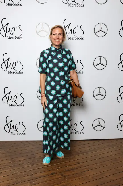 Deprem Bölgesi Destekçileri, She's Mercedes