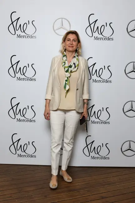 Deprem Bölgesi Destekçileri, She's Mercedes