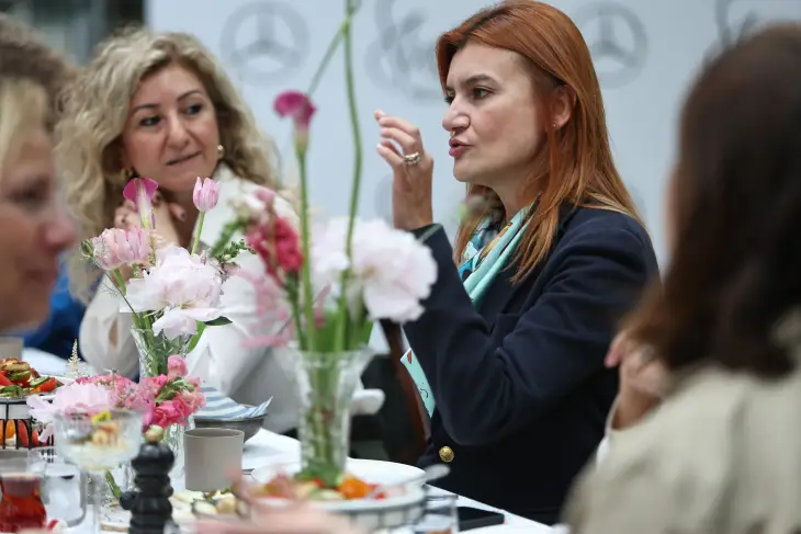 Deprem Bölgesi Destekçileri, She's Mercedes