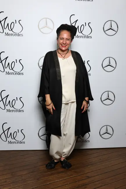 Deprem Bölgesi Destekçileri, She's Mercedes