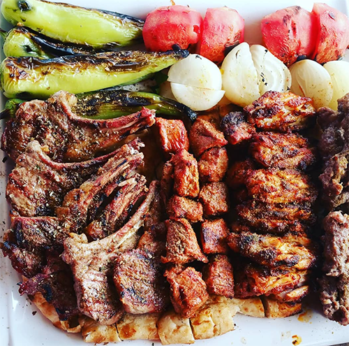 Antalya'nın en iyi restoranlarından birinde sunulan bu iştah açıcı karışık ızgara tabağı; baharatlı kuzu pirzolalar, kuşbaşı etler, marine edilmiş tavuk parçaları, közlenmiş biber, domates ve soğan ile zengin Antalya mutfağını ve yöresel lezzetleri yansıtan bir gastronomi şöleni.
