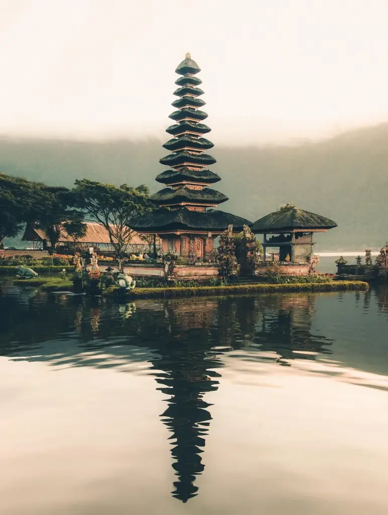 Bali’nin Bedugul bölgesinde Beratan Gölü kıyısında yer alan Ulun Danu Beratan Tapınağı, su tanrıçasına adanmış yapısıyla gölde süzülüyormuş izlenimi verir.