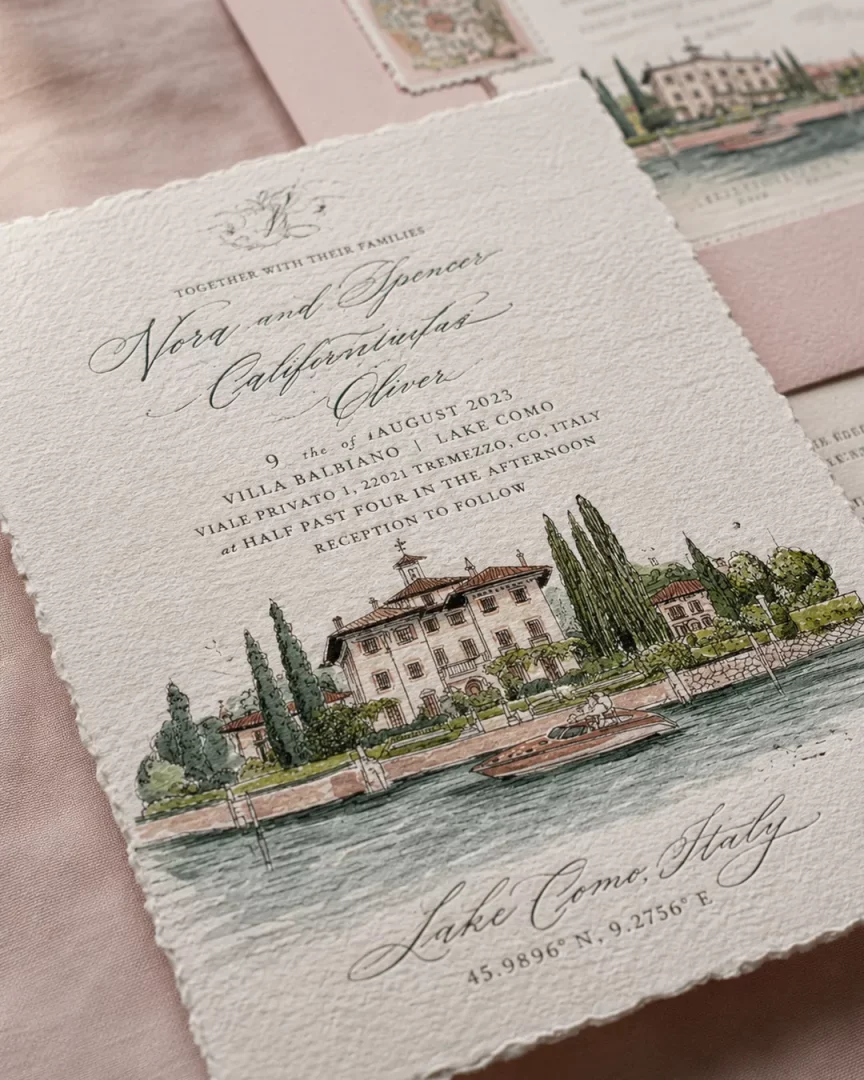 Dokulu, pürüzlü kenarlı davetiye kağıdı üzerinde, Nora ve Spencer'ın isimleri ile 9 Ağustos 2023 tarihinde Lake Como'daki Villa Balbiano'da gerçekleşecek düğün törenine ait bilgilerin zarif kaligrafiyle yazıldığı, alt kısmında ise yemyeşil ağaçlar ve bir tekneyle çevrili villanın ve Como Gölü'nün detaylı suluboya çiziminin yer aldığı lüks bir düğün davetiyesi.