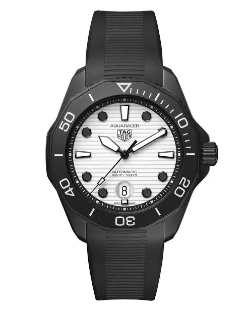 TAG Heuer'in karanlıkta belirgin bir şekilde parlayan yeşil fosforlu ibreleri ve saat işaretleri ile öne çıkan, döner bezelli, profesyonel gece dalışları için özel olarak geliştirilmiş modern bir kol saati.