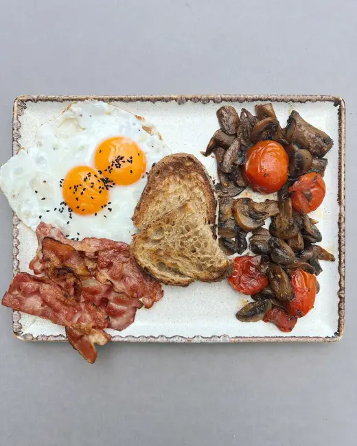 Arnavutköy’deki A Bit Of Eggo’da organik yumurta, ekşi mayalı ekmek, mantar ve domatesle hazırlanan özel kahvaltı tabağı.