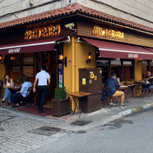 Arnavutköy’ün köşe başındaki klasik balıkçısı Adem Baba’nın dış cephesi; salaş atmosferi ve mahalle ruhuyla dikkat çekiyor.