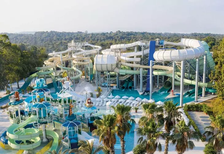 Türkiye'nin en iyi aile otellerinde unutulmaz bir tatil deneyimi sunan, yemyeşil ağaçlarla çevrili ve palmiye ağaçlarıyla süslenmiş bu devasa su parkında, her yaştan misafir için çok sayıda kaydırak, çocuk havuzları ve eğlenceli oyun alanları bulunmaktadır.