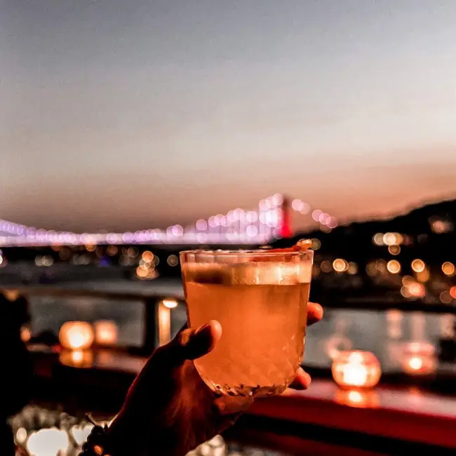 Arnavutköy’de Boğaz manzaralı tarihi bir yalıda yer alan Alexandra Cocktail Bar’ın dış mekânı ve kokteyl servisi