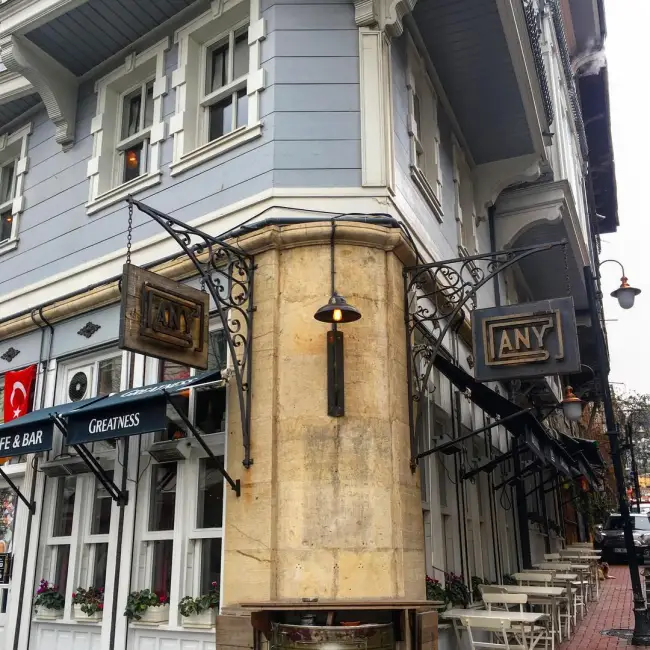 Arnavutköy’de tarihi bir köşe binada yer alan, Londra tarzı dış cephesiyle dikkat çeken Any Pub’un giriş bölümü.