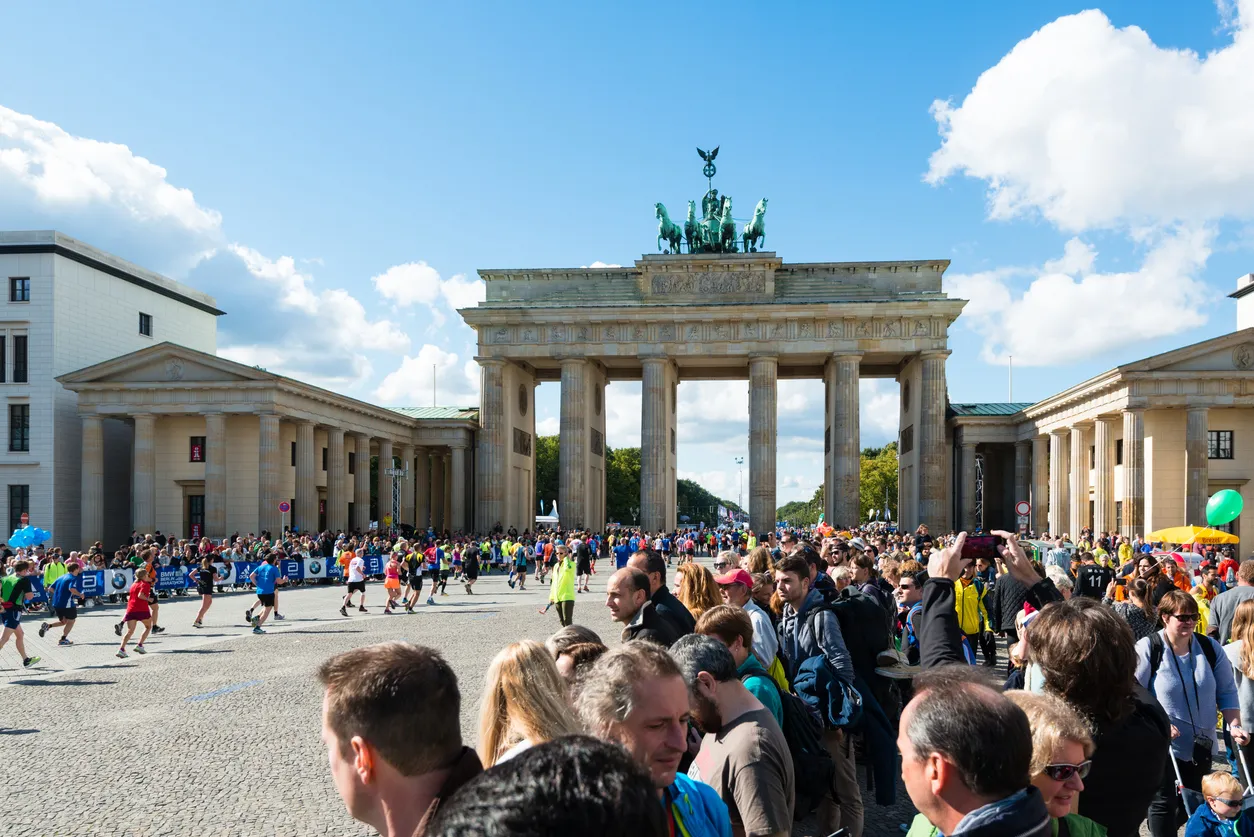Berlin Maratonu'nun yoğun bir kesitinde, farklı yaş ve milliyetlerden yüzlerce atlet şehrin tarihi sokaklarında büyük bir enerjiyle ter dökerken, güzergah boyunca dizilmiş coşkulu seyirciler sporcuları alkışlarıyla destekleyerek bu büyük spor etkinliğinin atmosferini zenginleştiriyor.