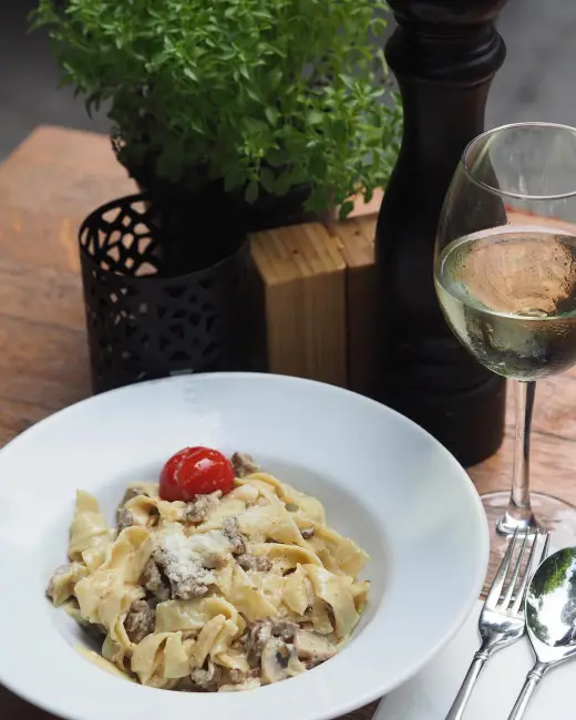 Arnavutköy’deki Brasserie Di Dante’de el yapımı makarna ve beyaz şarap eşliğinde keyifli bir masa düzeni; Boğaz kenarında sakin bir brasserie atmosferi.