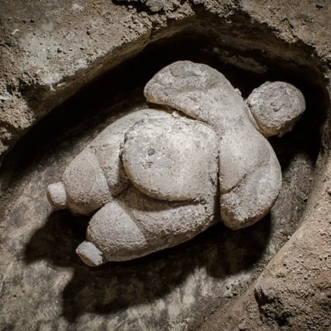 Çatalhöyük’te bulunan Ana Tanrıça heykelciği, Neolitik dönemin inanç ve bereket sembolü.