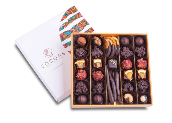 Cocoas'ın geleneksel temperleme yöntemi ile ürettiği ve mermerde soğutarak şeklini verdiği, el yapımı kutu çikolataları