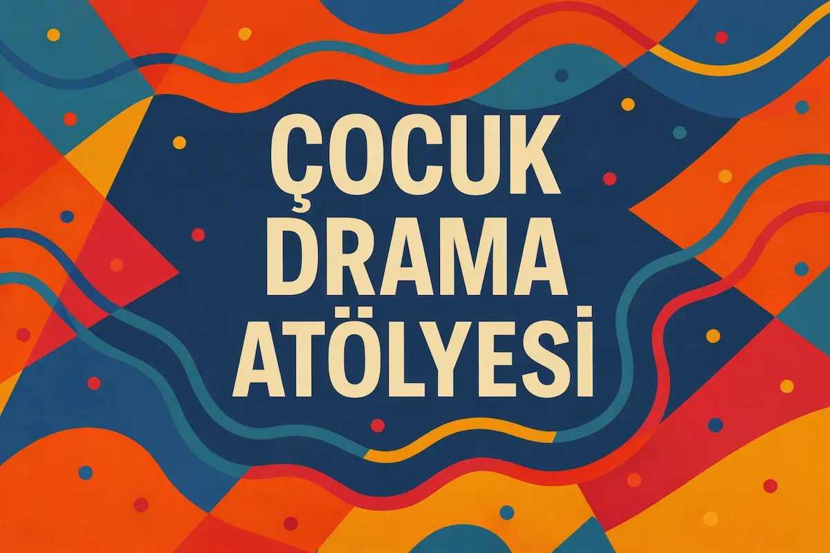 Renkli, soyut bir grafik tasarımda, ortasında koyu mavi bir zeminde büyük, açık bej harflerle Çocuk Drama Atölyesi yazısı bulunurken, etrafındaki turuncu, kırmızı ve mavi tonlarındaki dalgalı ve geometrik desenler, serpiştirilmiş küçük renkli noktacıklarla birlikte, çocukların yaratıcılık ve eğlence dolu drama dünyasını çağrıştırıyor.