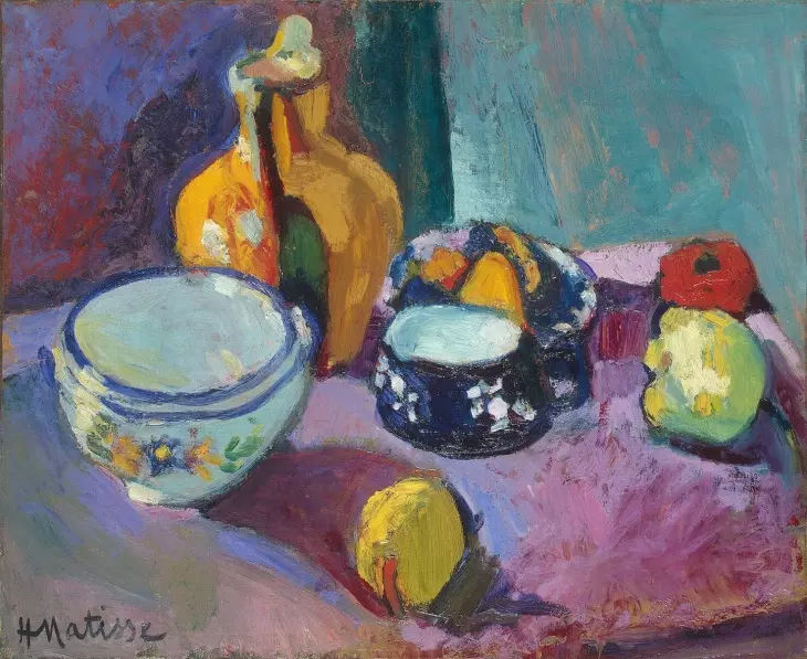Henri Matisse'in canlı renklerle çizilmiş natürmort tablosu; limon, armut ve seramik kaseler