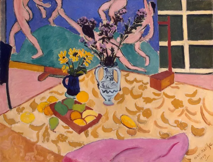 Henri Matisse’in iç mekân tasvirlerinden biri; masa üzerinde çiçekler ve meyveler, arka planda duvar resmi