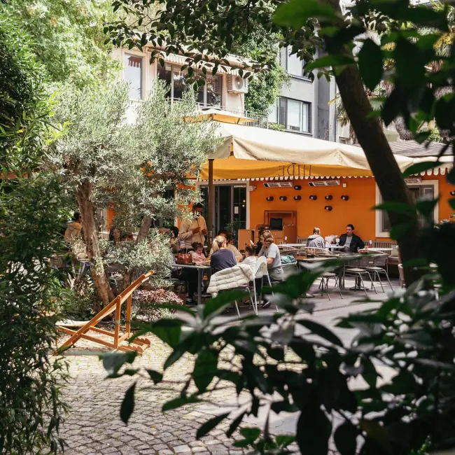 Arnavutköy’de yeşillikler içinde yer alan Café Hide’ın gizli bahçesi; hafta sonu brunch ve kahve keyfi için doğayla iç içe huzurlu bir atmosfer sunuyor.