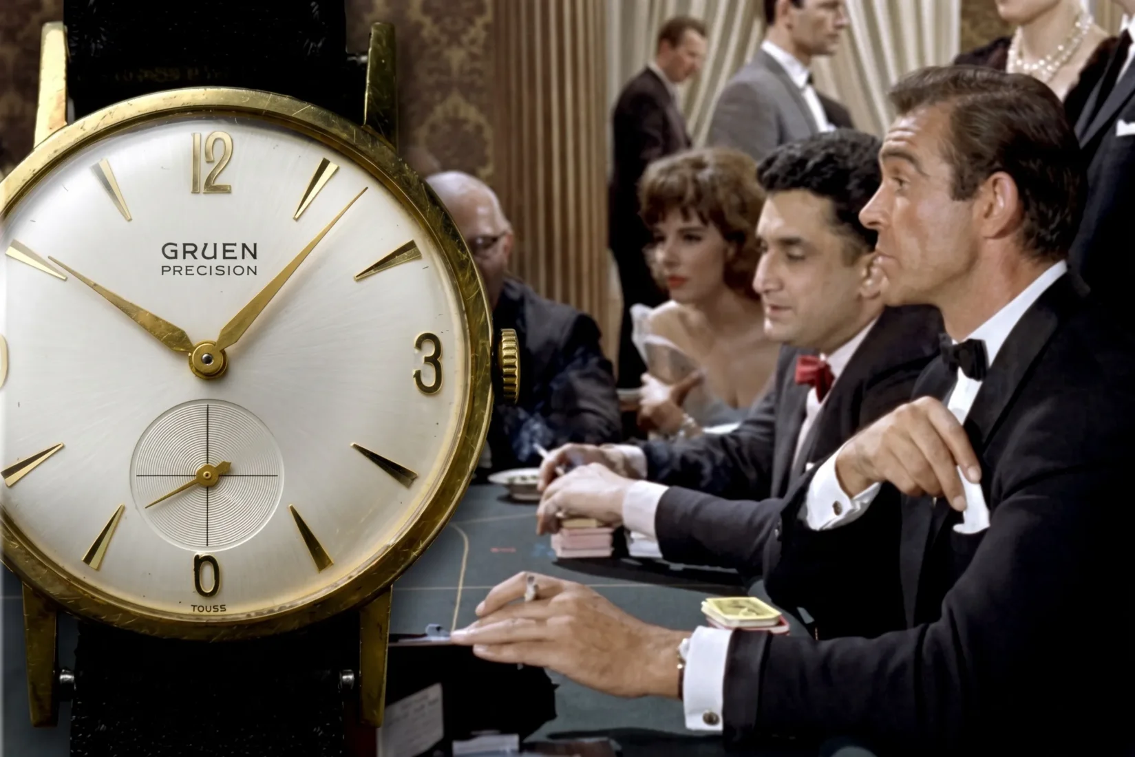 Yakın çekimde görünen bu klasik James Bond Gruen Precision 510 kol saati, beyaz dikdörtgen kadranı, belirgin Arap rakamları, alt saniye kadranı ve metalik kasasıyla zarif bir dönemi yansıtıyor.