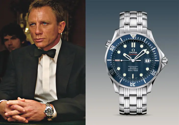 Sol tarafta smokinli ve papyonlu Daniel Craig'in James Bond olarak masada elleri kenetli otururken kolunda görünen saat ile sağ tarafta sergilenen detaylı, metal kordonlu, dalgalı mavi kadranlı Omega Seamaster modeli, James Bond karakterinin vazgeçilmez saatlerinden birini net bir şekilde gösteriyor.
