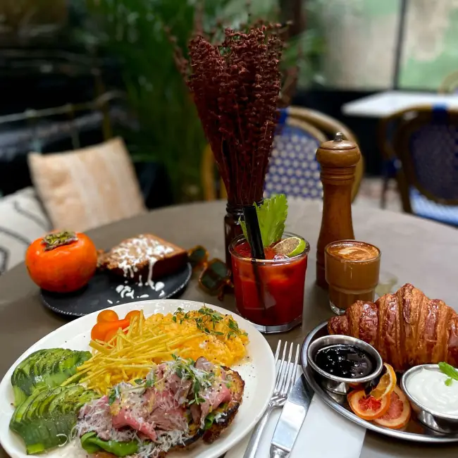 Arnavutköy’deki Kavanoz İstanbul’da brunch sofrası; avokadolu tost, kruvasan, taze sıkılmış meyve suları ve kahve çeşitleriyle keyifli bir kahvaltı deneyimi.