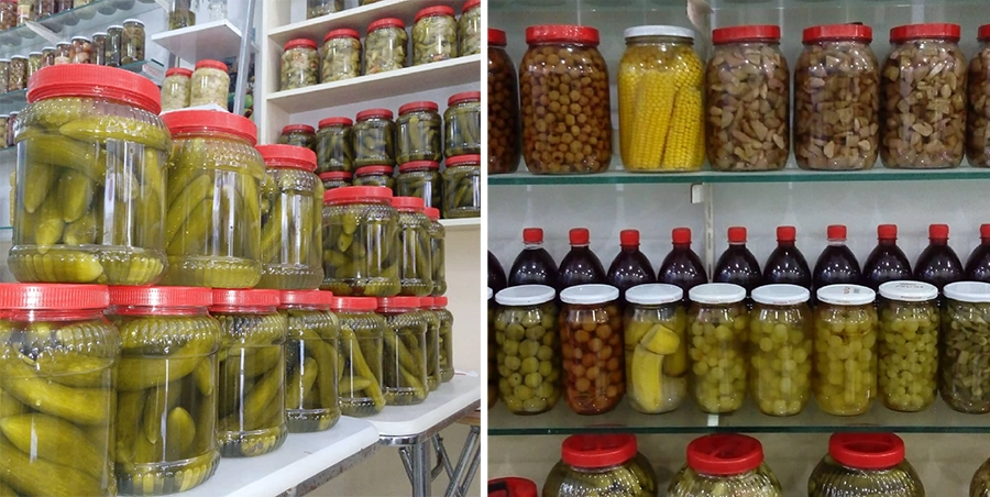 Kayseri’nin beğenilen lezzet duraklarından Turşucu Bayram Usta’da, raflarda ve masalarda kırmızı kapaklı kavanozlarda sergilenen kornişon, zeytin, mısır, sarımsak gibi çeşitli sebzelerden oluşmuş, iştah açıcı bir düzende sunulan rengarenk turşular göz alıyor.