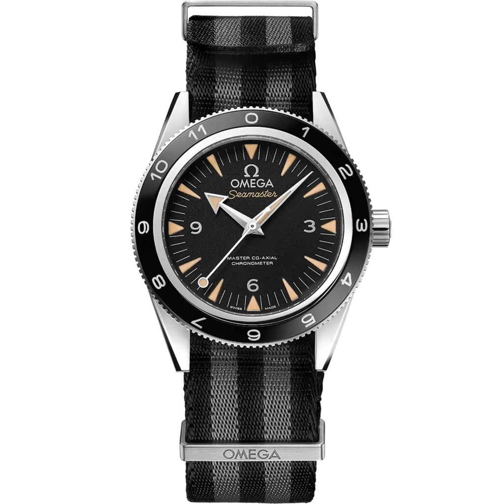 Karanlık bir arka planda özenle sergilenen, çelik kasalı ve siyah dalış bezelini taşıyan Omega Seamaster 300 Master Co-Axial Chronometer saati, parlak ibreleri, kadran üzerindeki hassas işaretleri ve markanın kalite anlayışını yansıtan detaylarıyla lüks bir saat modelini gözler önüne seriyor.