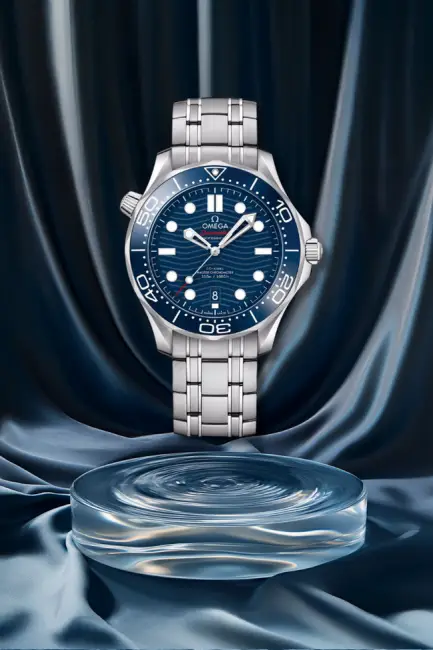 Denizin derinliklerinden ilham alan, paslanmaz çelik bilezikli ve gümüş detaylarla parlayan Omega Seamaster Diver 300M lacivert saat modeli, lazerle işlenmiş dalga desenli kadranıyla şıklığı ve su altı dünyasına olan güçlü atfını zarifçe sergiliyor, denizin rengini bileklere taşıyor.