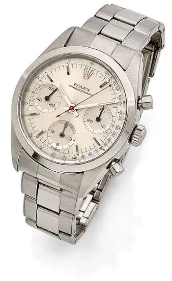 Zarif tasarımı ve üstün mühendisliğiyle dikkat çeken, metal kasalı bir Rolex kronograf saatinin yakın çekiminde, detaylı kadranı, hassas ibreleri ve işlevsel kronograf düğmeleri belirgin bir şekilde öne çıkıyor, lüks saatçiliğin inceliklerini sergiliyor.