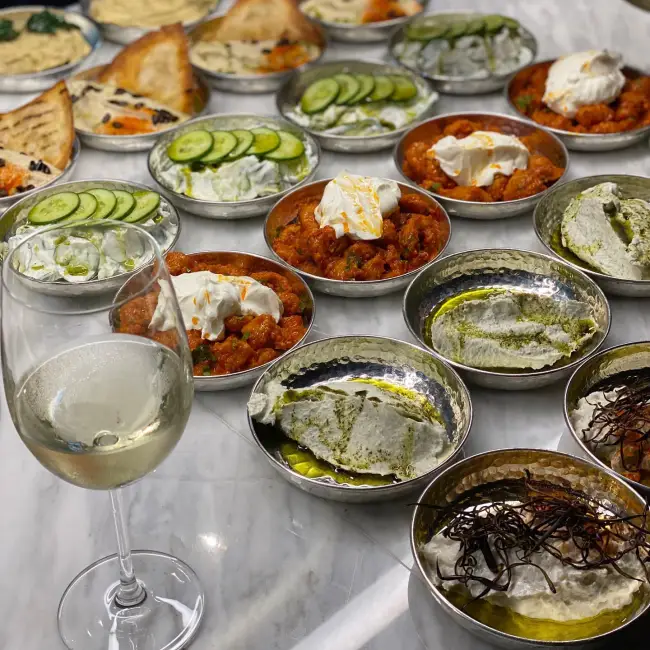 Arnavutköy’deki Şişko Perihan meyhanesinde Anadolu mutfağından ilham alan çeşitli mezeler; yoğurtlu ve zeytinyağlı lezzetlerle donatılmış dövme bakır tabaklarda servis ediliyor.