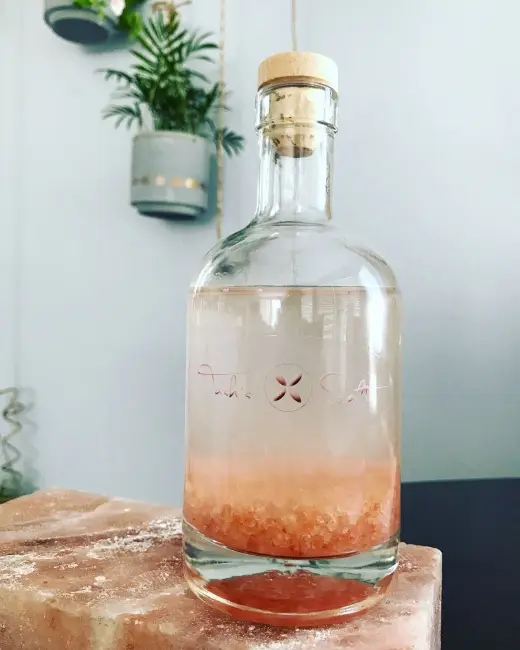 Doğal pembe Himalaya tuzuyla hazırlanan sole water