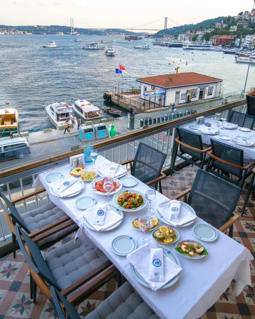 Boğaz manzaralı terasında deniz ürünleri ve Ege mezeleriyle hizmet veren Sur Balık Arnavutköy, İstanbul’un en seçkin balık restoranlarından biri.