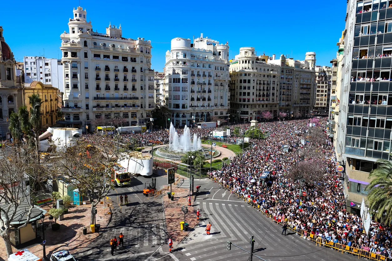 Valencia Maratonu'nda, şehir merkezinin kalabalık caddelerinde yüzlerce koşucunun enerjik adımlarla ilerlediği, etrafı saran coşkulu seyirciler ve tarihi mimarinin göz alıcı detaylarıyla çevrili dinamik bir sahne.