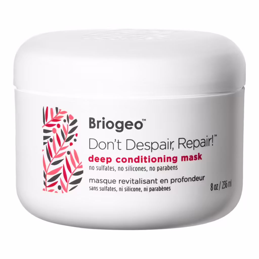 Beyaz, yuvarlak bir kutuda, Briogeo Don't Despair, Repair! derinlemesine bakım maskesi sergileniyor; bu 236 ml'lik ürün, kuru saçlar için nem rutininin önemli bir adımı olarak sülfat, silikon ve paraben içermiyor.